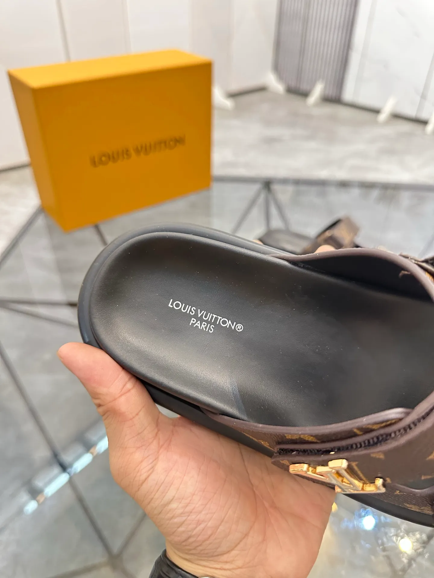 Men's shoes: 💰P400¥ Product trademark: LV * "Louis Vuitton*" slippers and sandals Regular size: 35-45 (can be customized to 46) Couple style Product materials: uppers imported from counters, original materials, breathable lining, original outsole. Number: 698